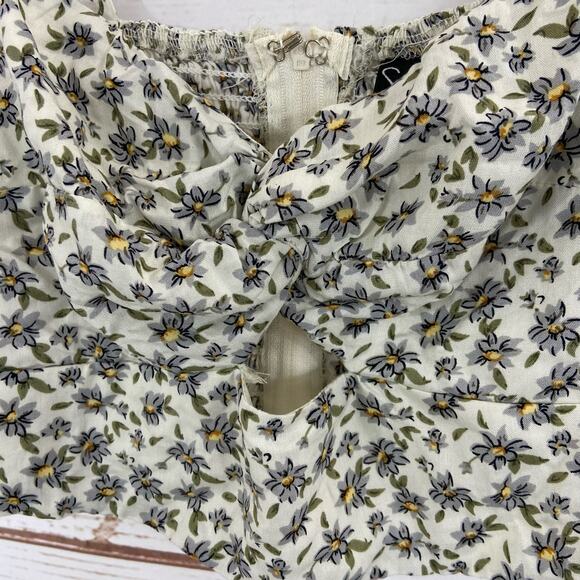 Windsor S White Floral Twist Keyhole Smocked Spaghetti Strap Cami Crop Top - Picture 3 of 7